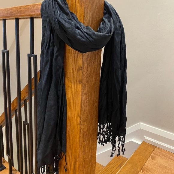 Black scarf/shawl - Picture 1 of 3